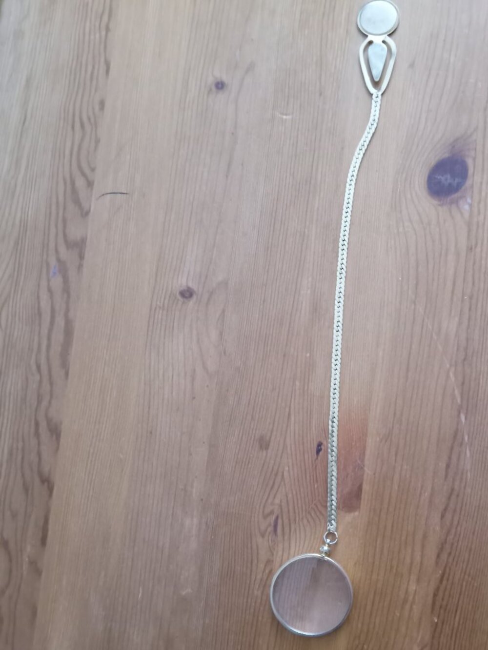 Unique vintage gold tone magnifying monocle bookmark in great condition